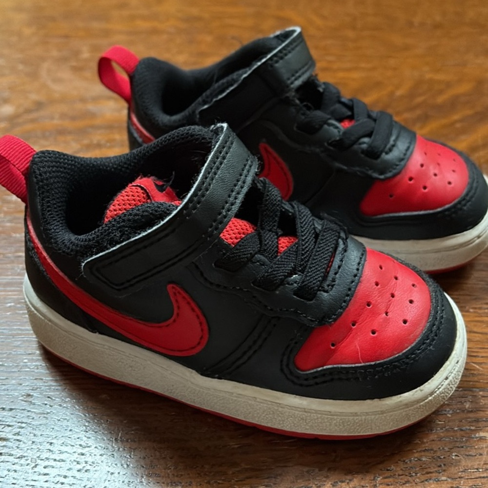Nike Court Borough Low

Red and Black 

Little Kids 6C